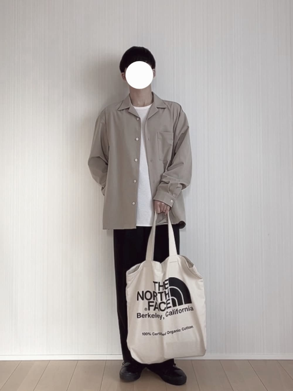 ベージュ系のシャツ/ブラウス、ブラック系のトートバッグ、ブラック系のスラックスを着用したメンズの春コーディネートの2枚目の写真