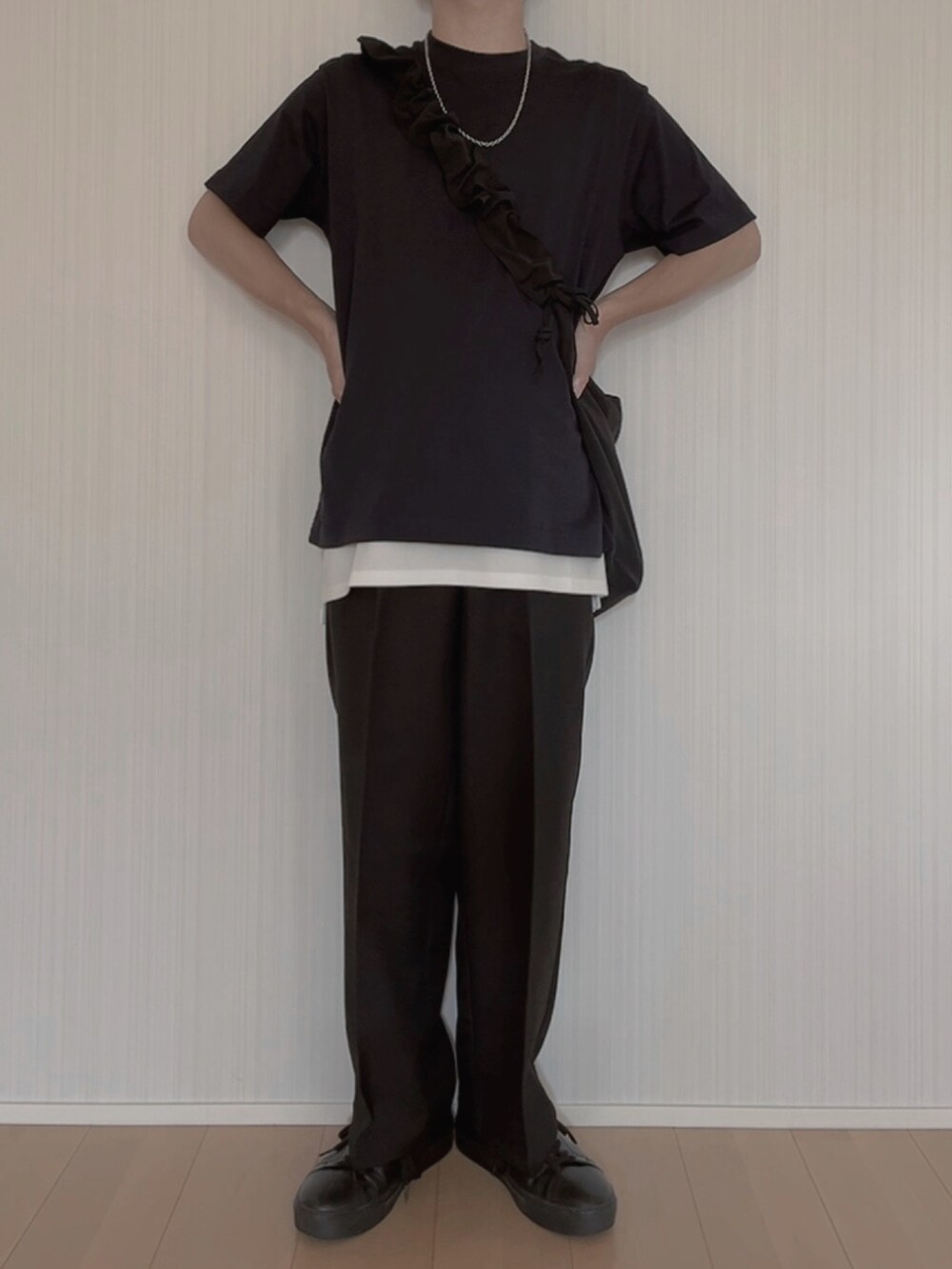 ブラック系のスニーカー、ブラック系のスラックス、ホワイト系のタンクトップを着用したメンズの夏コーディネートの3枚目の写真