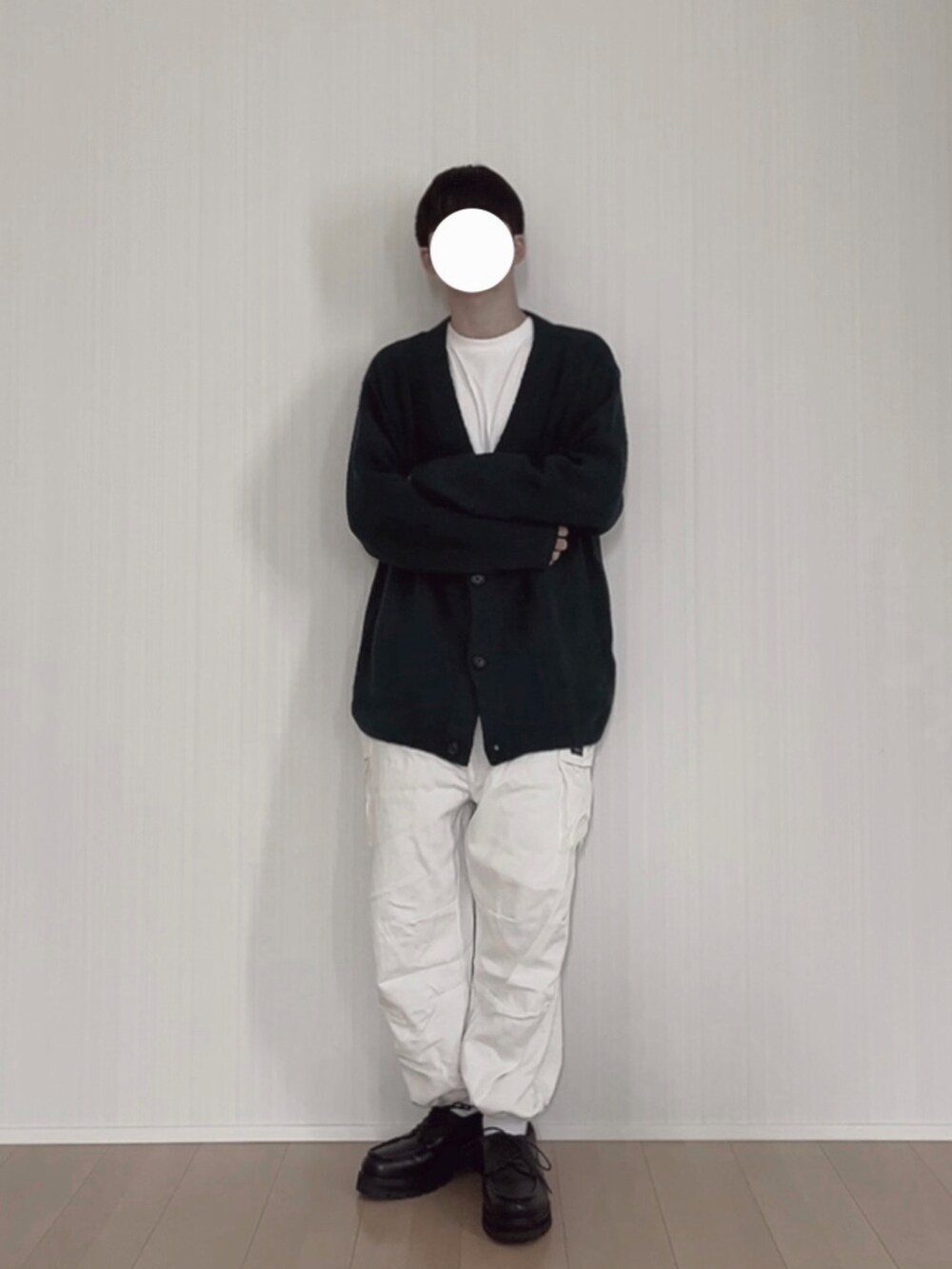 グリーン系のカーディガン/ボレロ、ホワイト系のカーゴパンツ、ブラック系のモカシン/デッキシューズを着用したメンズの春コーディネートの2枚目の写真