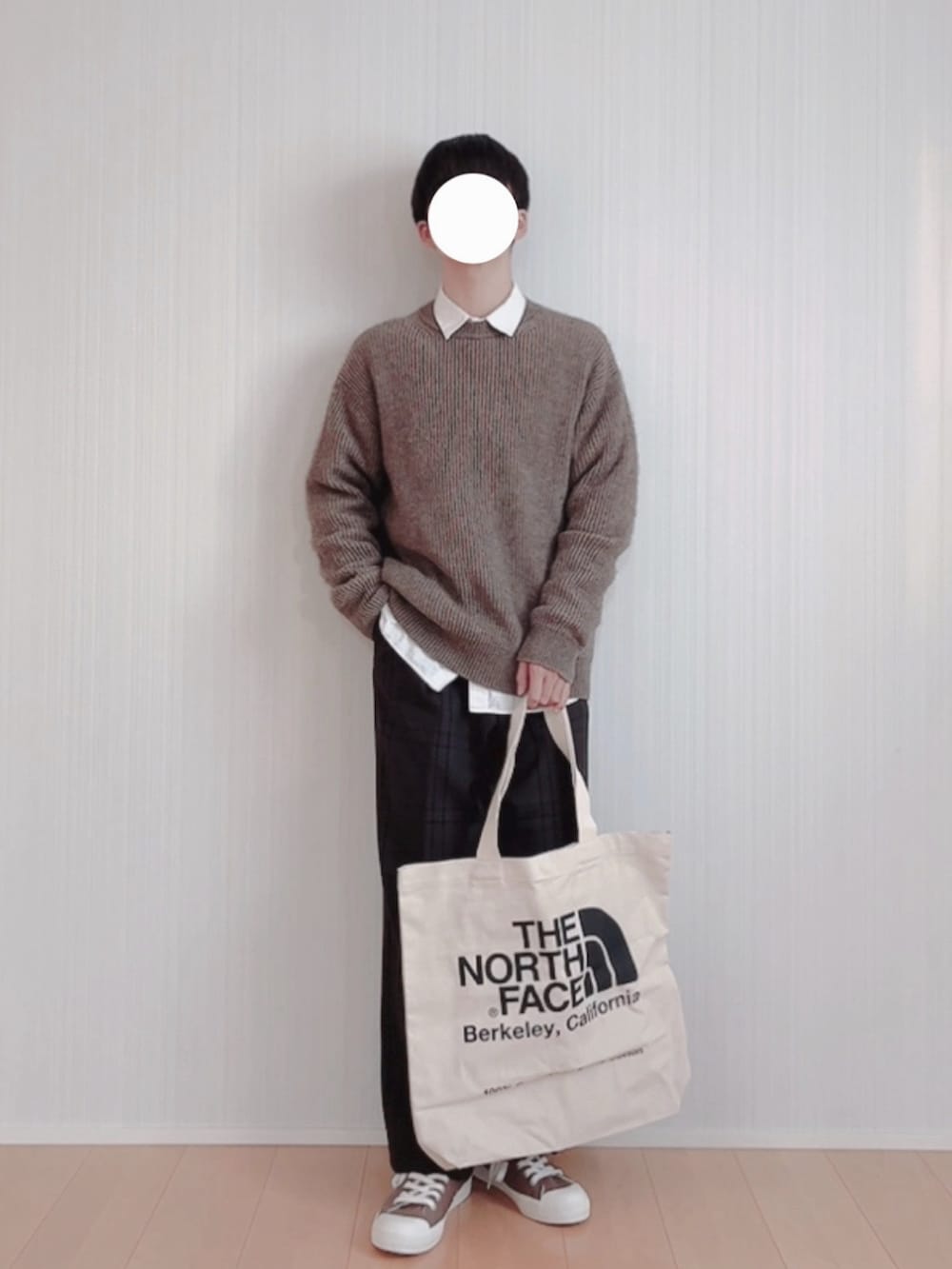 「ファッションを楽しもう、WEARyouthコーデ、淡色コーデ、お出かけコーデ、秋冬コーデ、低身長コーデ、キレイめコーデ、シンプルスタイル、メンズファッション、プチプラ、低身長男子、セーター、スラックス、トートバッグ、無印良品」｜「GUのバギースラックス(チェック) DARK BROWN Mサイズ（スラックス、ブラウン系）」を使った、Hayatoさん（メンズ・166cm）の秋コーディネートの3枚目の写真