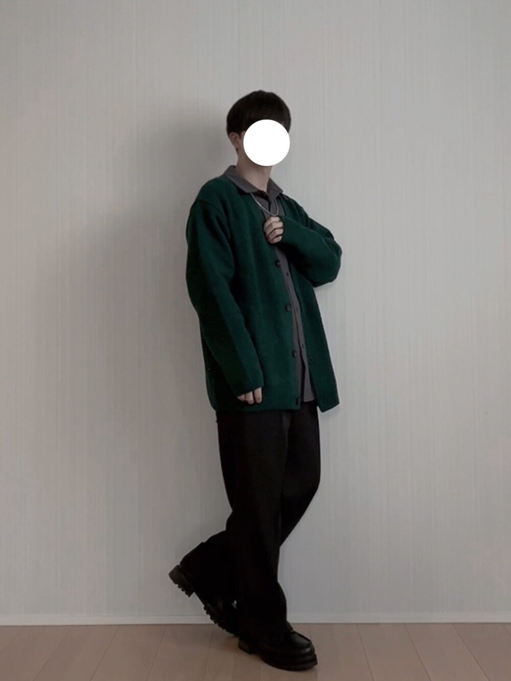 グリーン系のカーディガン/ボレロ、グレー系のシャツ/ブラウス、ブラック系のスラックスを着用したメンズの冬コーディネートの3枚目の写真