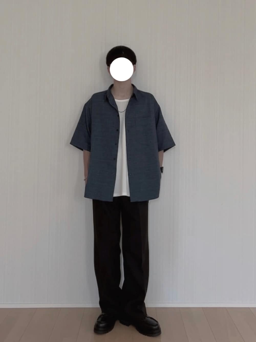 グレー系のシャツ/ブラウス、ホワイト系のタンクトップ、ブラック系のスラックスを着用したメンズの夏コーディネートの2枚目の写真