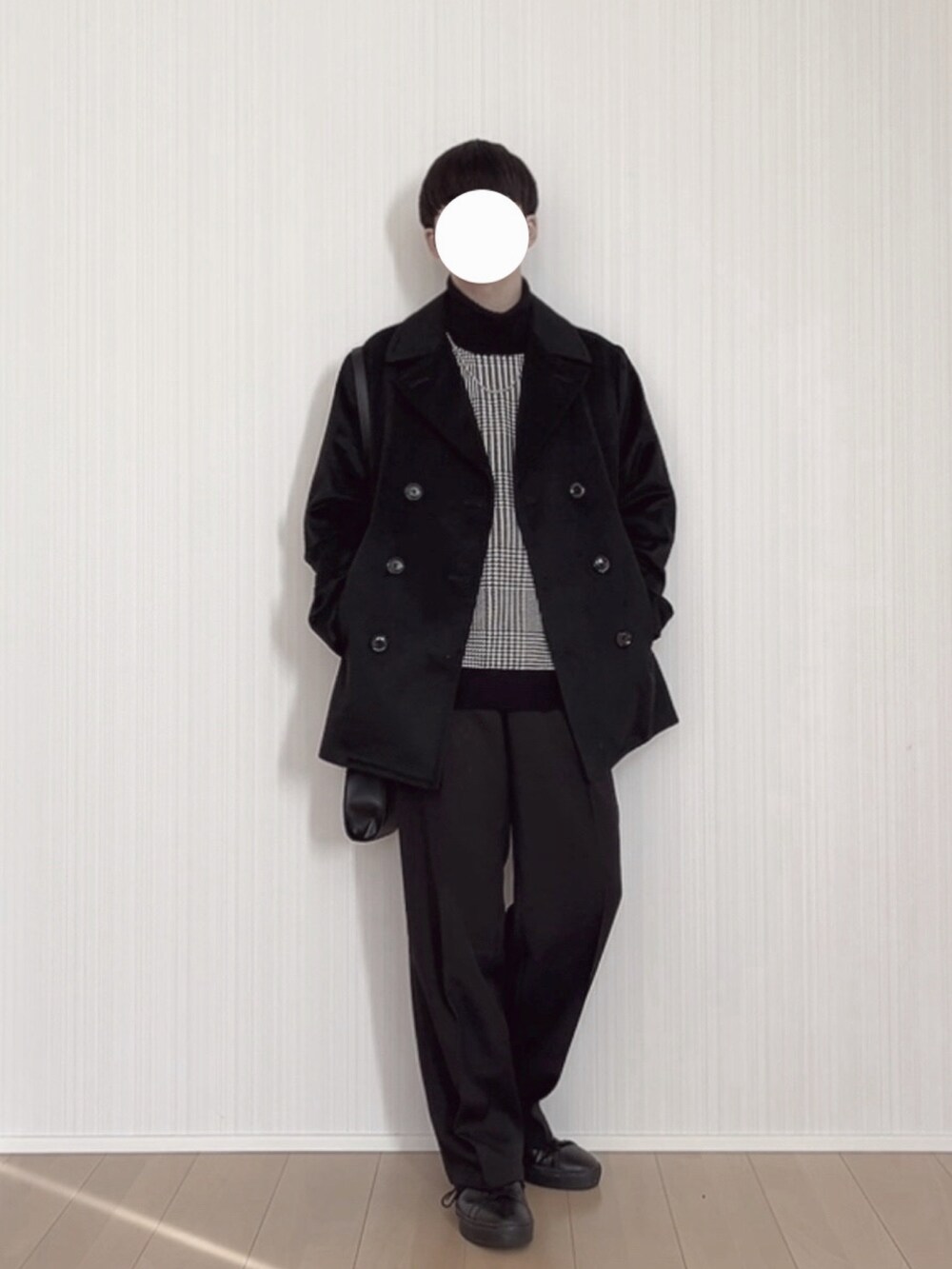 ブラック系のスニーカー、ブラック系のスラックス、ブラック系のショルダーバッグを着用したメンズの冬コーディネートの2枚目の写真