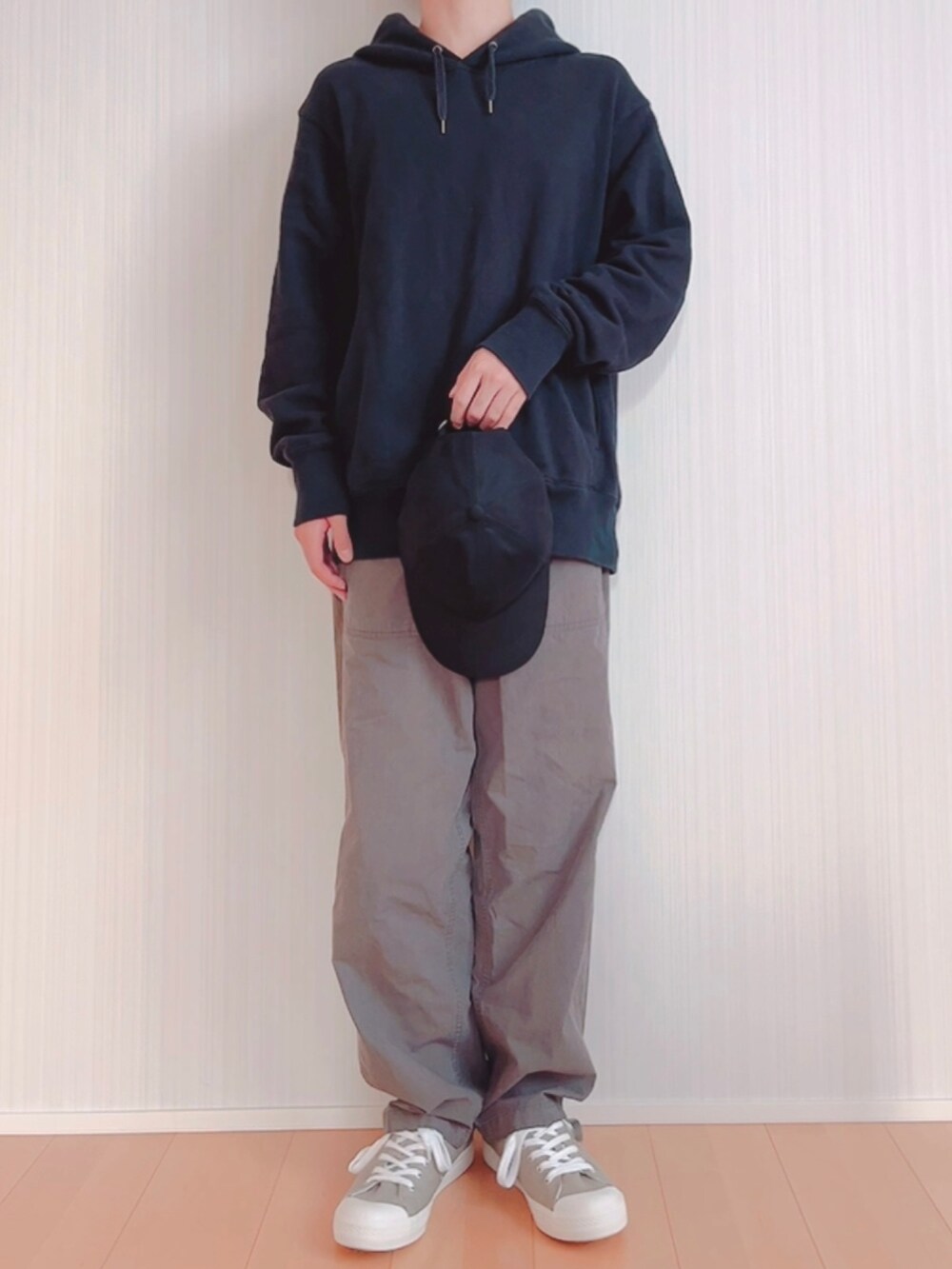 グレー系のその他パンツ、グリーン系のスニーカー、ブラック系のパーカーを着用したメンズの秋コーディネートの3枚目の写真