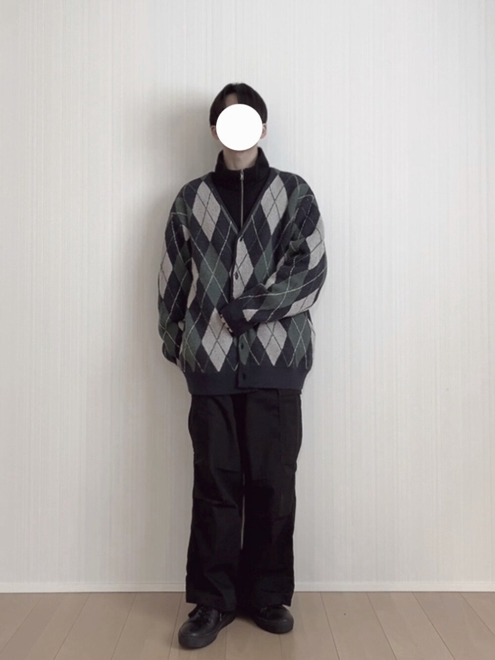 ブラック系のカーゴパンツ、ブラック系のスニーカー、ブルー系のカーディガン/ボレロを着用したメンズの冬コーディネートの4枚目の写真