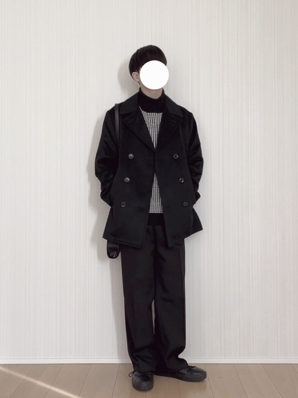 ブラック系のスニーカー、ブラック系のスラックス、ブラック系のショルダーバッグを着用したメンズの冬コーディネートの4枚目の写真