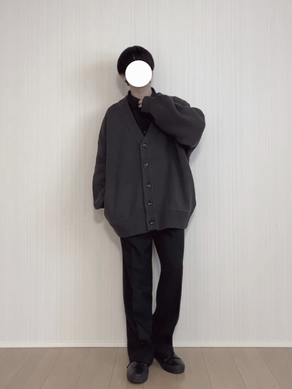 グレー系のカーディガン/ボレロ、ブラック系のシャツ/ブラウス、ブラック系のスラックスを着用したメンズの冬コーディネートの2枚目の写真