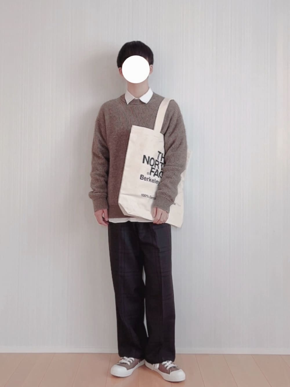 「ファッションを楽しもう、WEARyouthコーデ、淡色コーデ、お出かけコーデ、秋冬コーデ、低身長コーデ、キレイめコーデ、シンプルスタイル、メンズファッション、プチプラ、低身長男子、セーター、スラックス、トートバッグ、無印良品」｜「GUのバギースラックス(チェック) DARK BROWN Mサイズ（スラックス、ブラウン系）」を使った、Hayatoさん（メンズ・166cm）の秋コーディネートの4枚目の写真