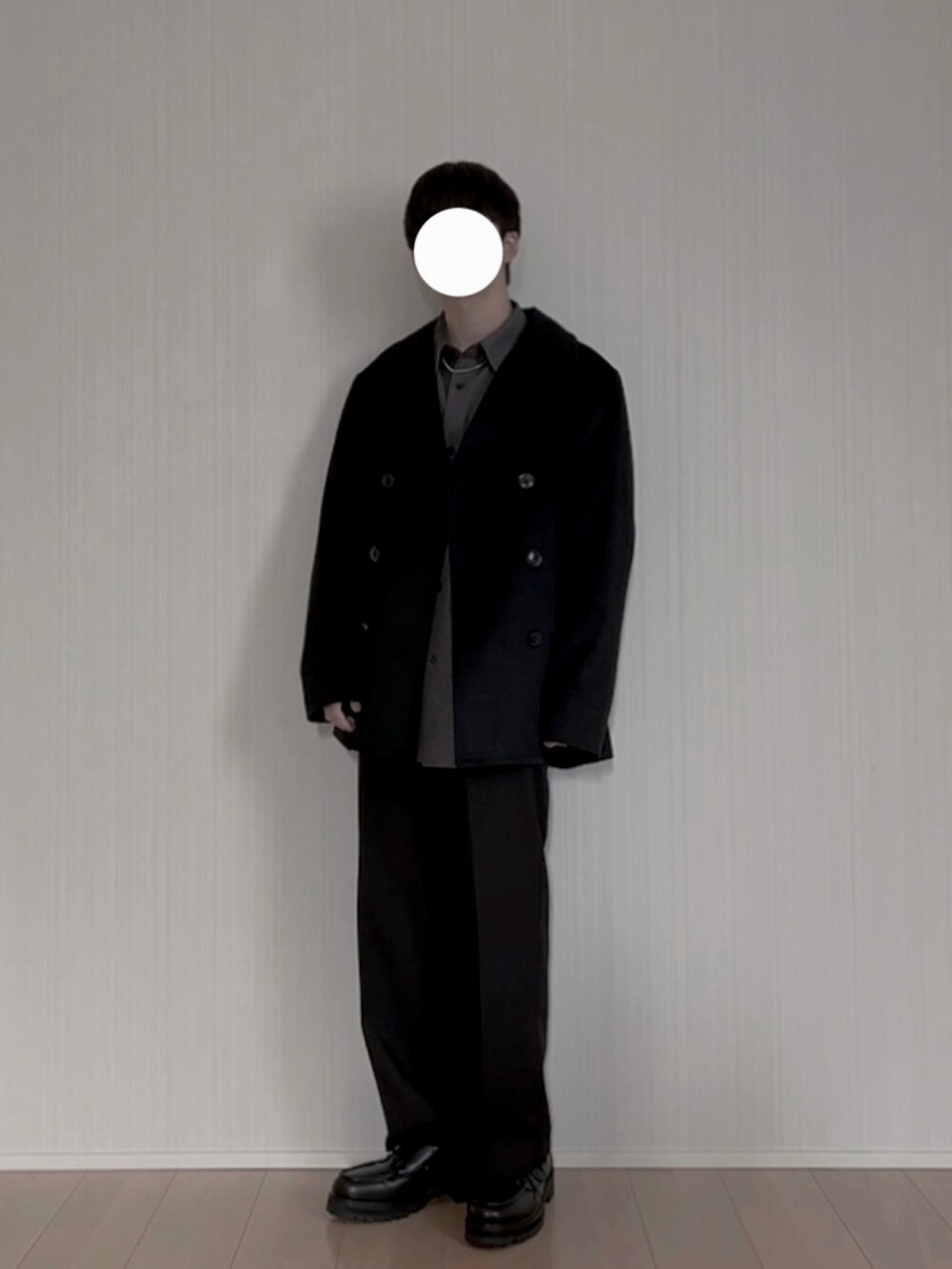 ブラック系のピーコート、グレー系のシャツ/ブラウス、ブラック系のスラックスを着用したメンズの春コーディネートの4枚目の写真