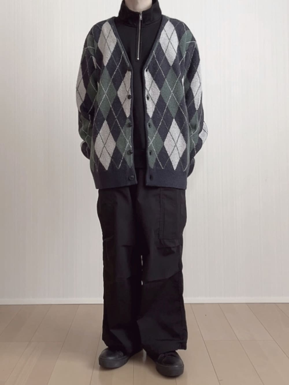 ブラック系のカーゴパンツ、ブラック系のスニーカー、ブルー系のカーディガン/ボレロを着用したメンズの冬コーディネートの5枚目の写真