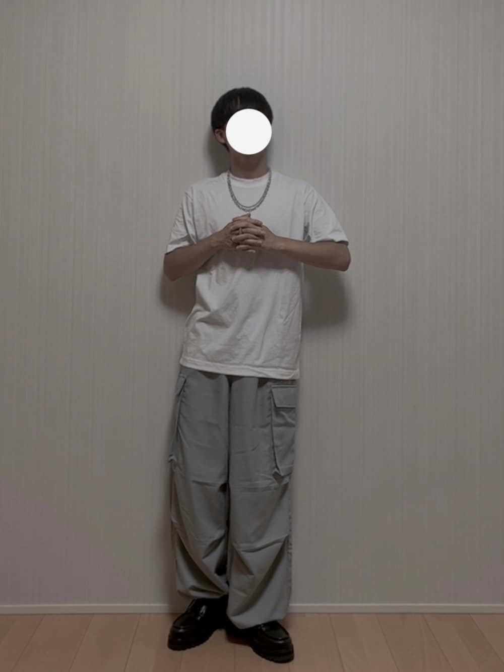 ホワイト系のTシャツ/カットソー、グレー系のカーゴパンツ、ブラック系のモカシン/デッキシューズを着用したメンズの夏コーディネートの2枚目の写真