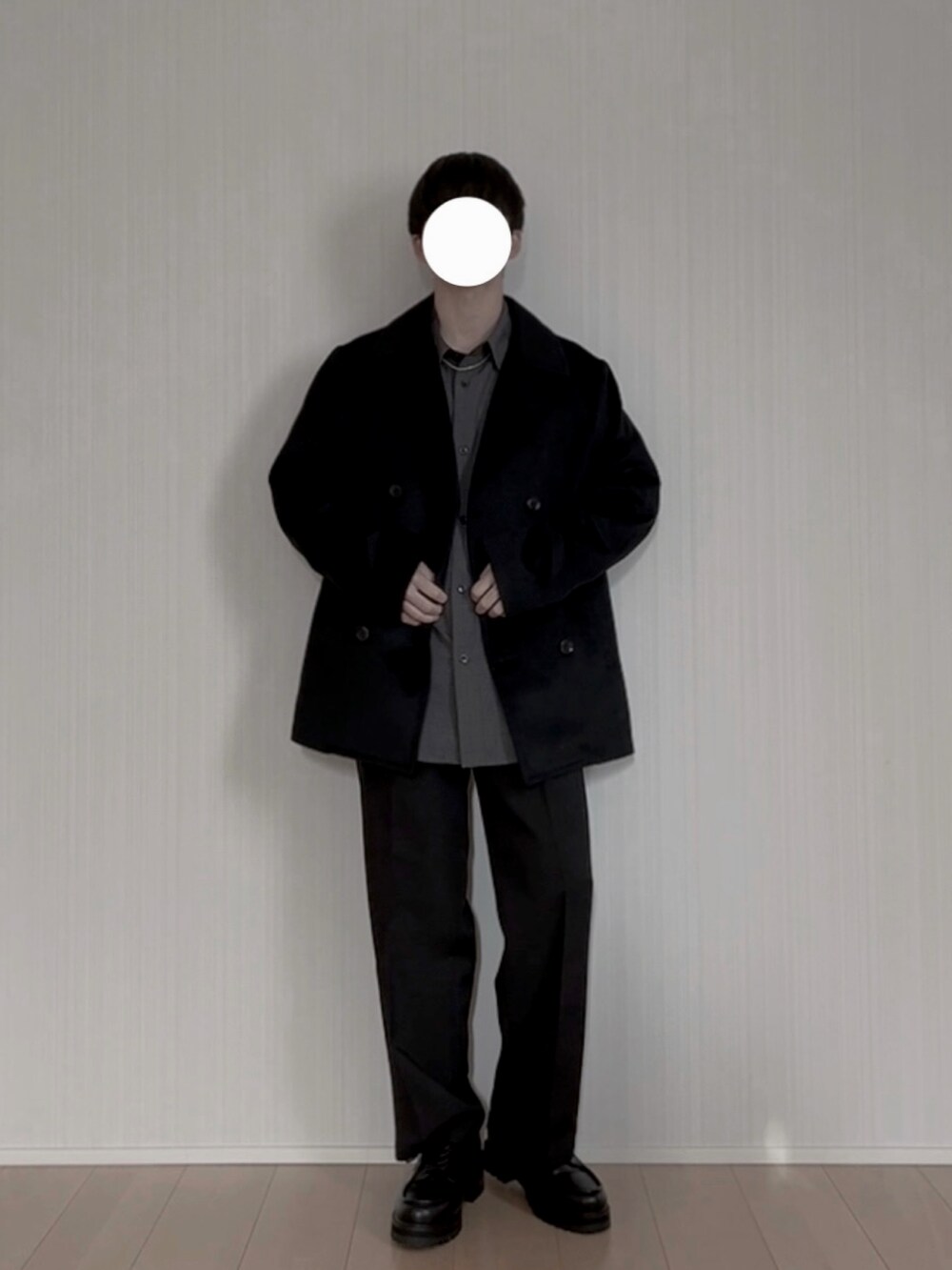 ブラック系のピーコート、グレー系のシャツ/ブラウス、ブラック系のスラックスを着用したメンズの春コーディネートの2枚目の写真