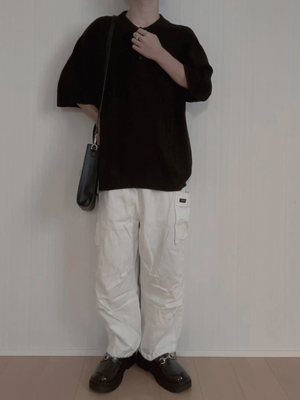 ホワイト系のカーゴパンツ、ブラック系のローファー、ブラック系のショルダーバッグを着用したメンズの夏コーディネートの3枚目の写真