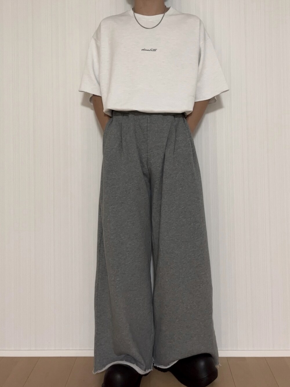 ブラック系のスリッポン、グレー系のスウェットパンツ、ホワイト系のTシャツ/カットソーを着用したメンズの秋コーディネートの3枚目の写真