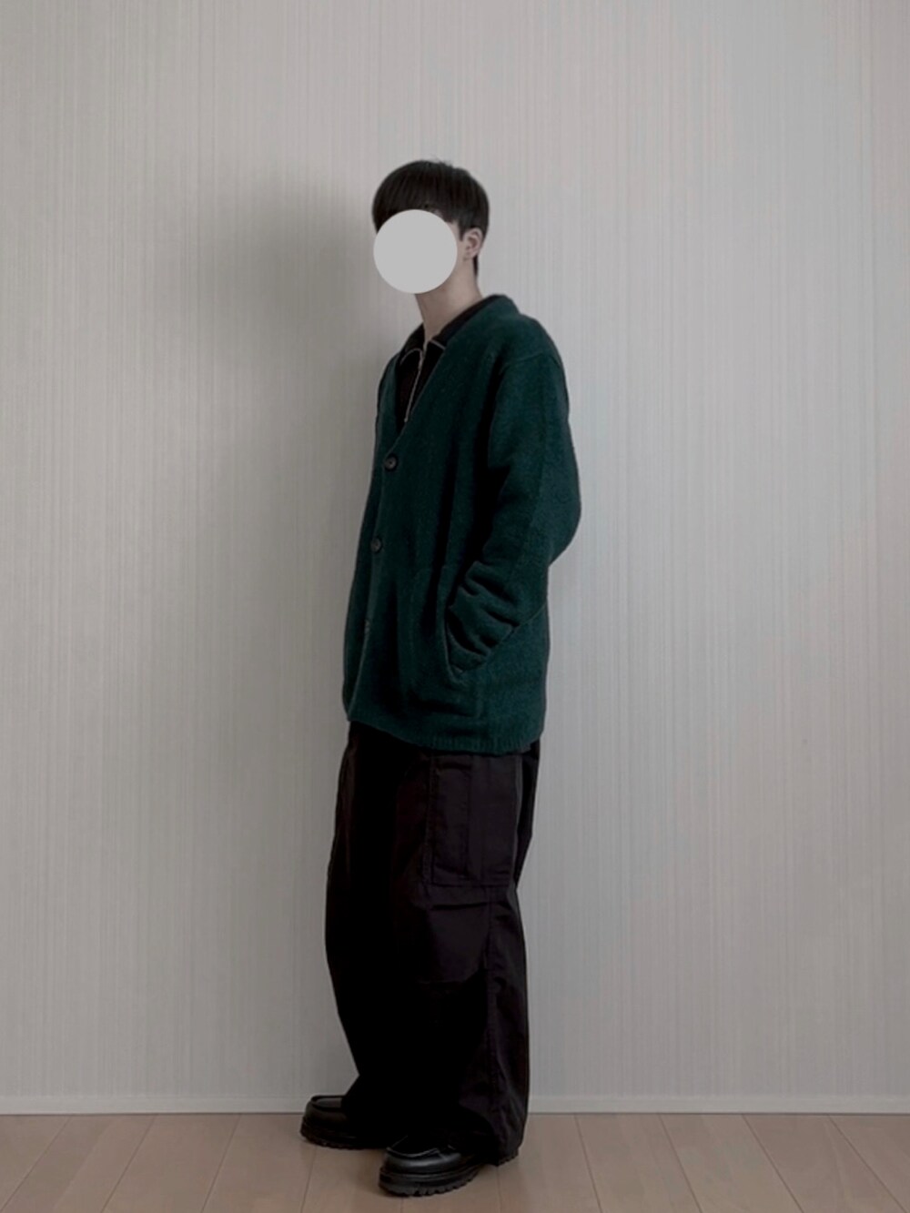 グリーン系のカーディガン/ボレロ、ブラック系のスウェット、ブラック系のカーゴパンツを着用したメンズの春コーディネートの3枚目の写真