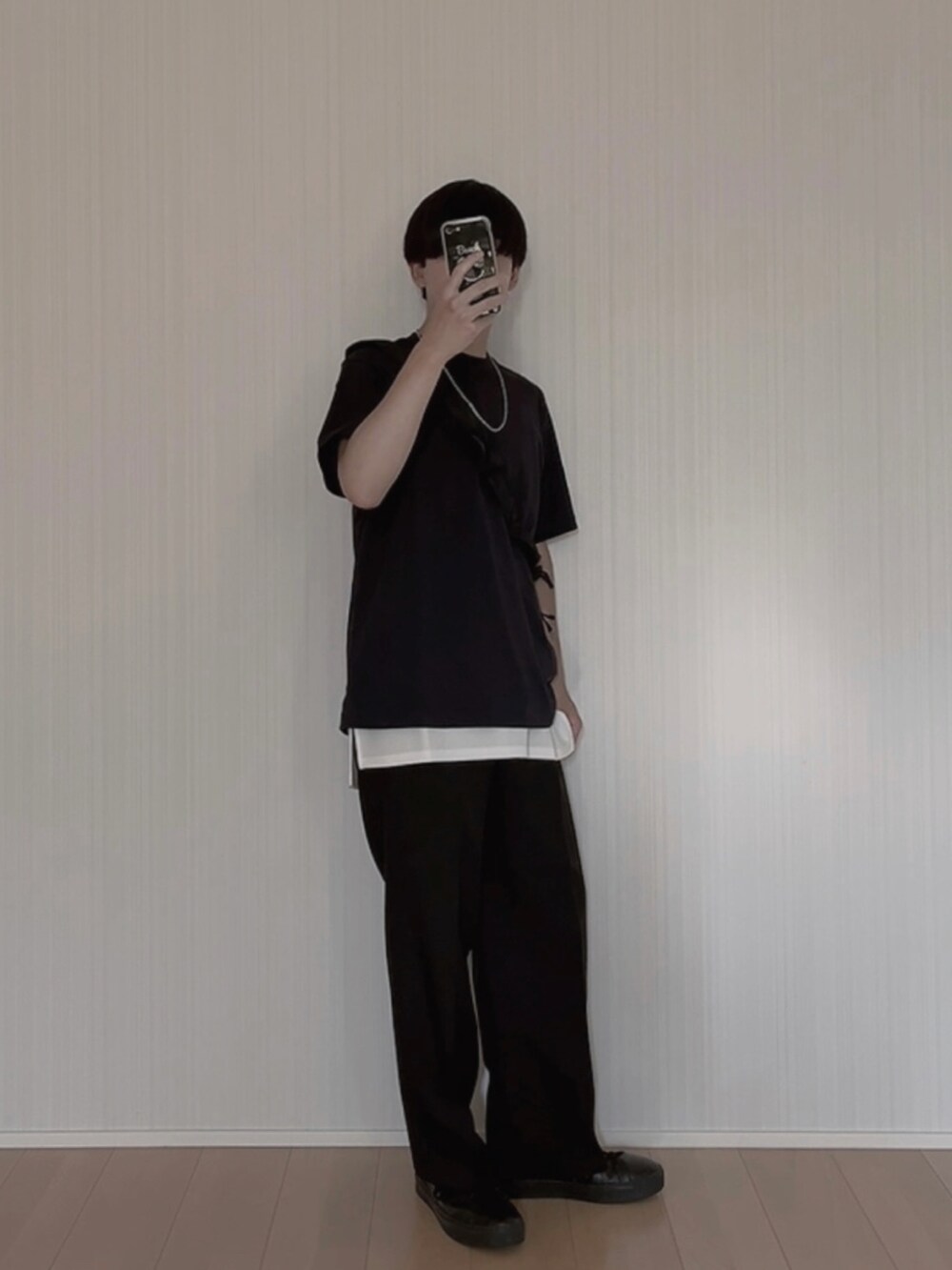 ブラック系のスニーカー、ブラック系のスラックス、ホワイト系のタンクトップを着用したメンズの夏コーディネートの2枚目の写真