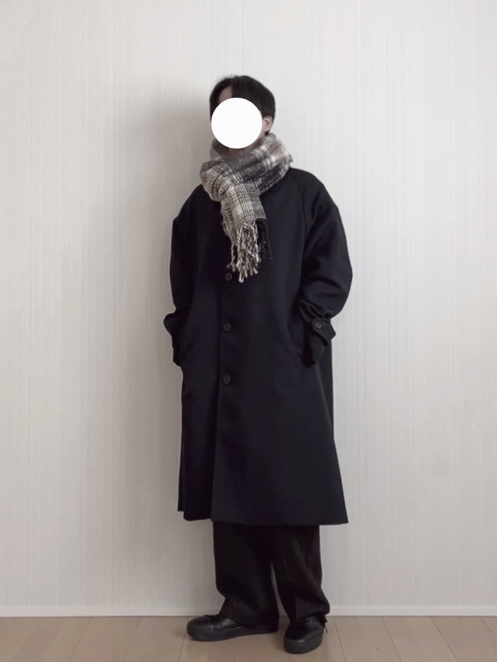 ブラック系のスニーカー、ブラウン系のスラックス、ブルー系のステンカラーコートを着用したメンズの冬コーディネートの3枚目の写真