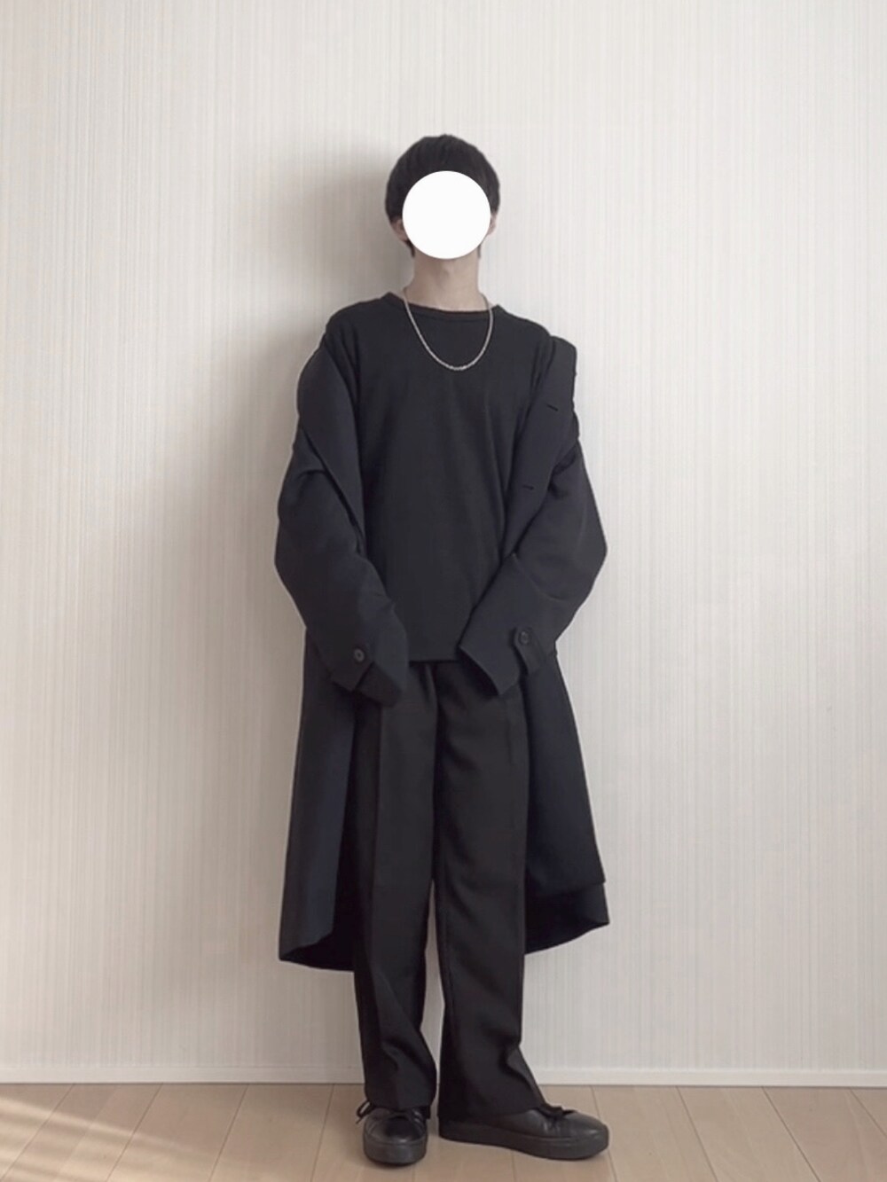 ブラック系のスラックス、ブラック系のスニーカー、ブルー系のステンカラーコートを着用したメンズの冬コーディネートの3枚目の写真