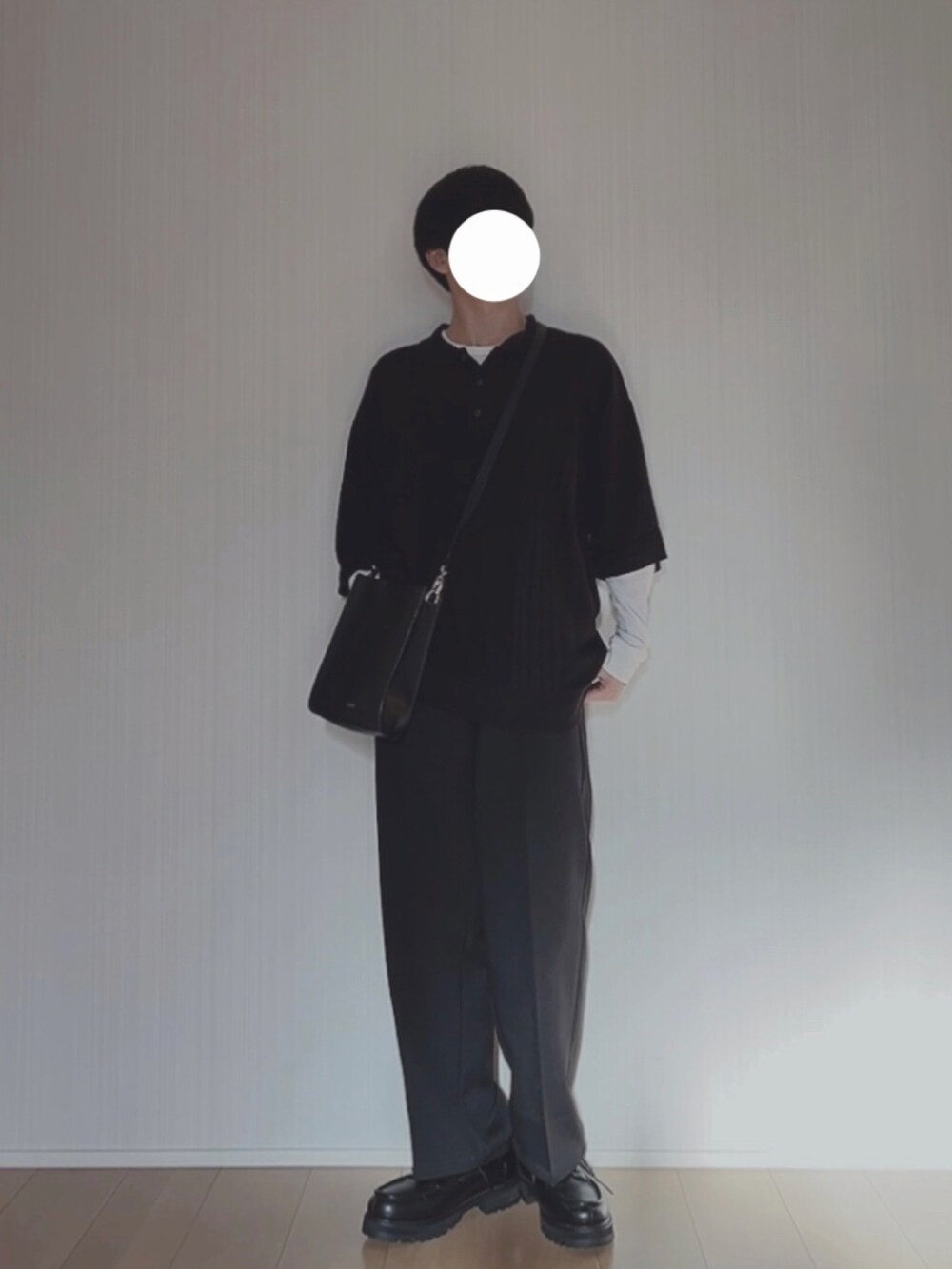 ブラック系のポロシャツ、ホワイト系のTシャツ/カットソー、ブラック系のショルダーバッグを着用したメンズの春コーディネートの2枚目の写真