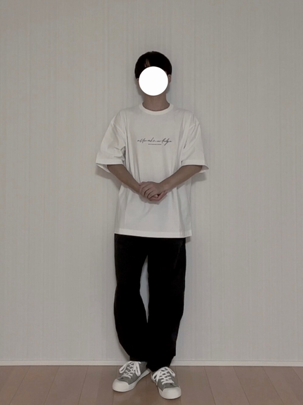 ホワイト系のTシャツ/カットソー、ブラック系のチノパンツ、グリーン系のスニーカーを着用したメンズの夏コーディネートの2枚目の写真