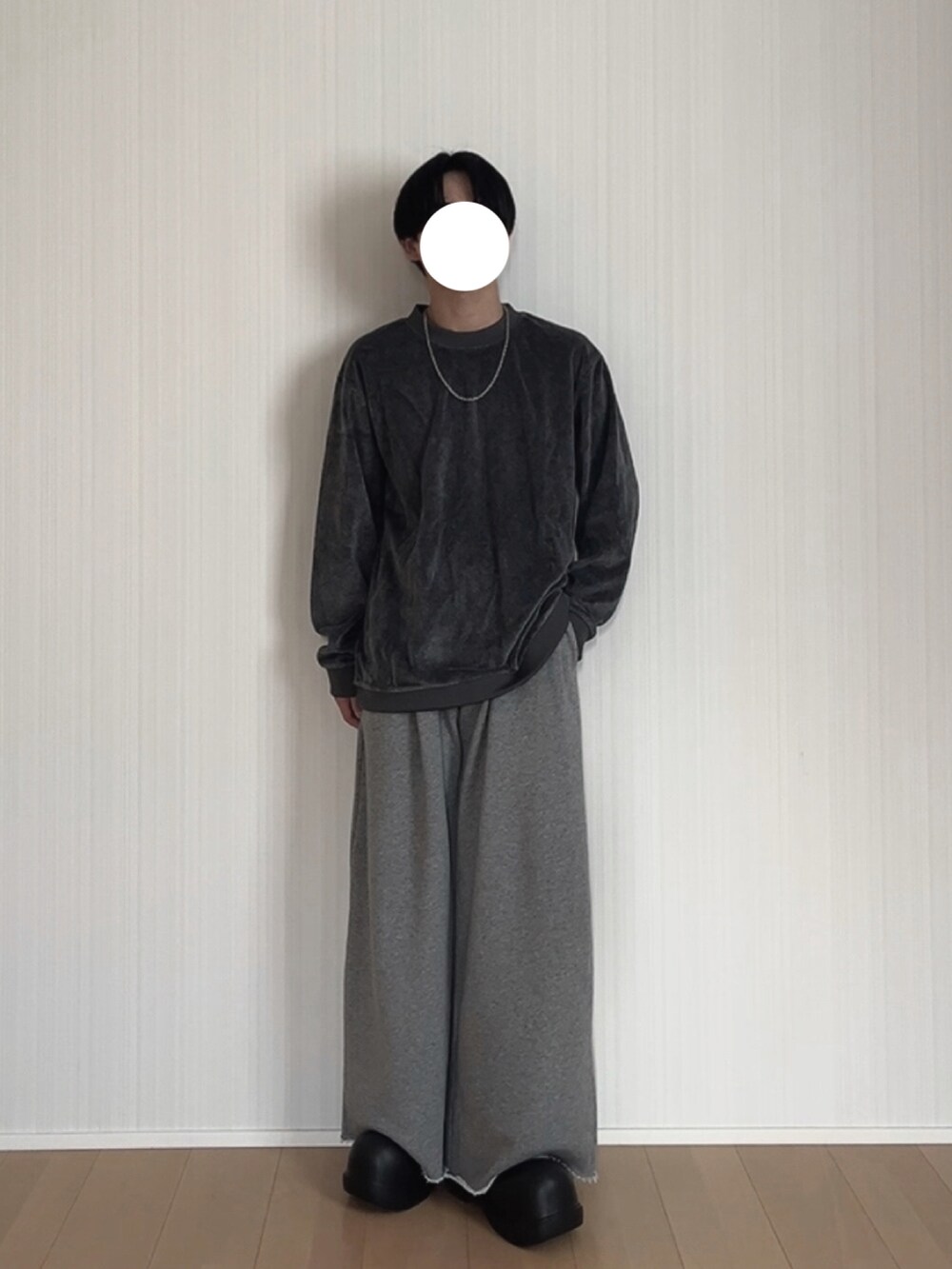 ブラック系のスリッポン、グレー系のスウェットパンツ、グレー系のTシャツ/カットソーを着用したメンズの秋コーディネートの2枚目の写真