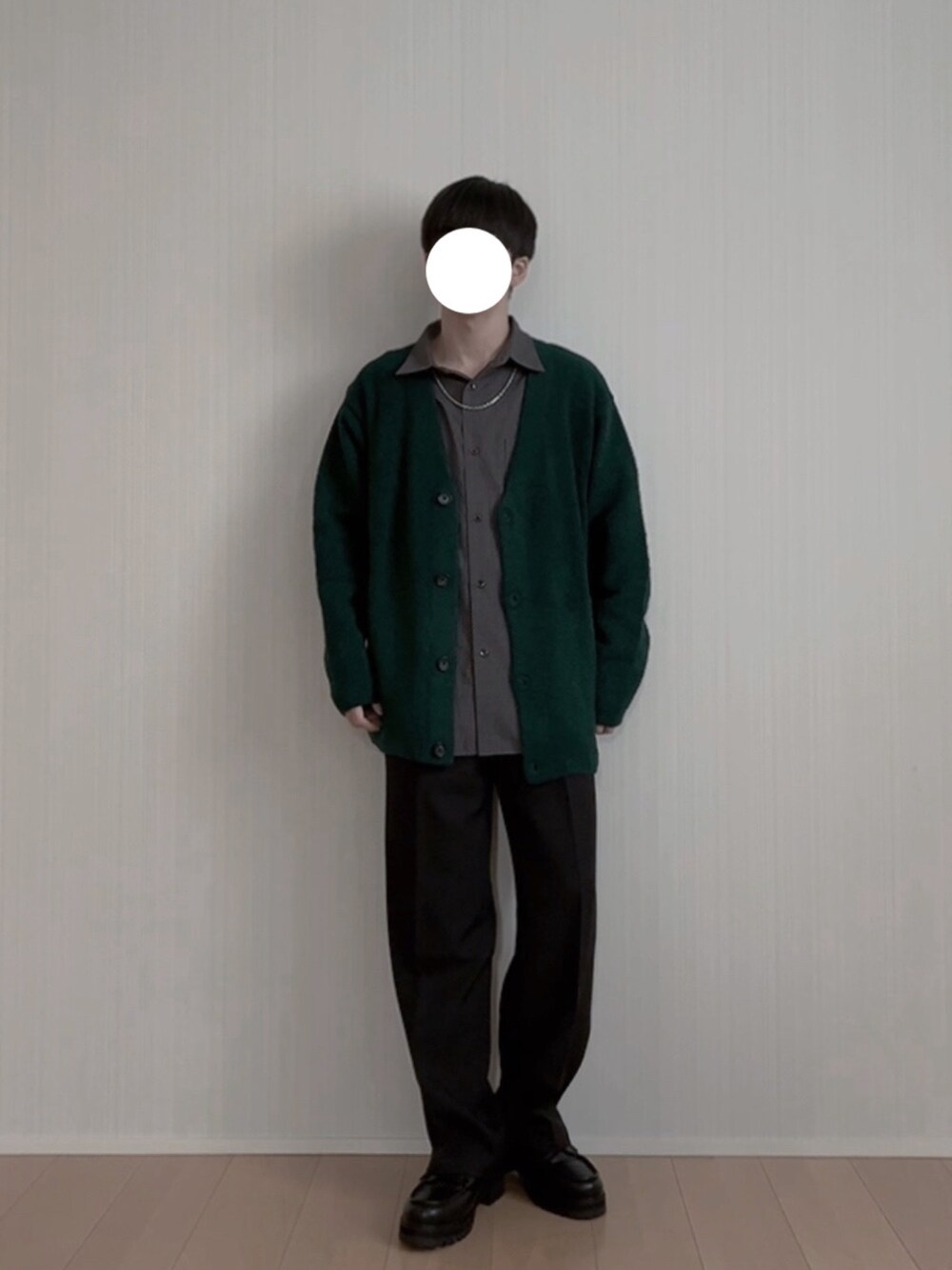 グリーン系のカーディガン/ボレロ、グレー系のシャツ/ブラウス、ブラック系のスラックスを着用したメンズの冬コーディネートの4枚目の写真