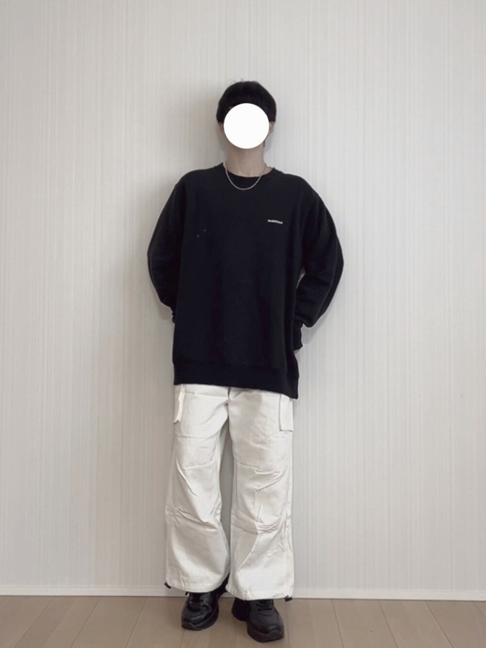 ブラック系のスニーカー、ホワイト系のカーゴパンツ、ブラック系のTシャツ/カットソーを着用したメンズの冬コーディネートの4枚目の写真