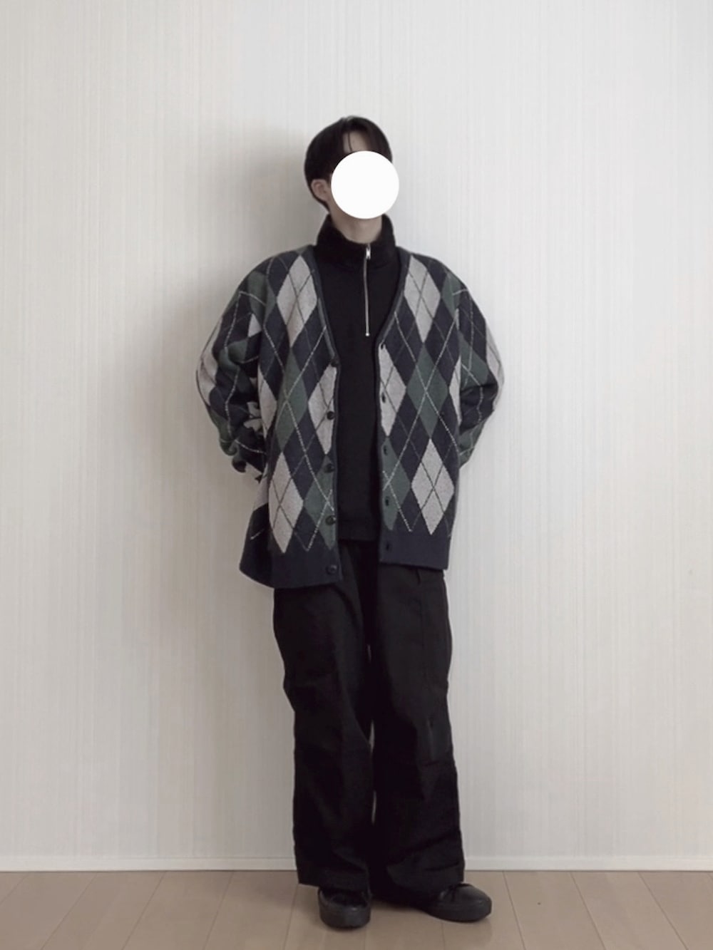 ブラック系のカーゴパンツ、ブラック系のスニーカー、ブルー系のカーディガン/ボレロを着用したメンズの冬コーディネートの3枚目の写真