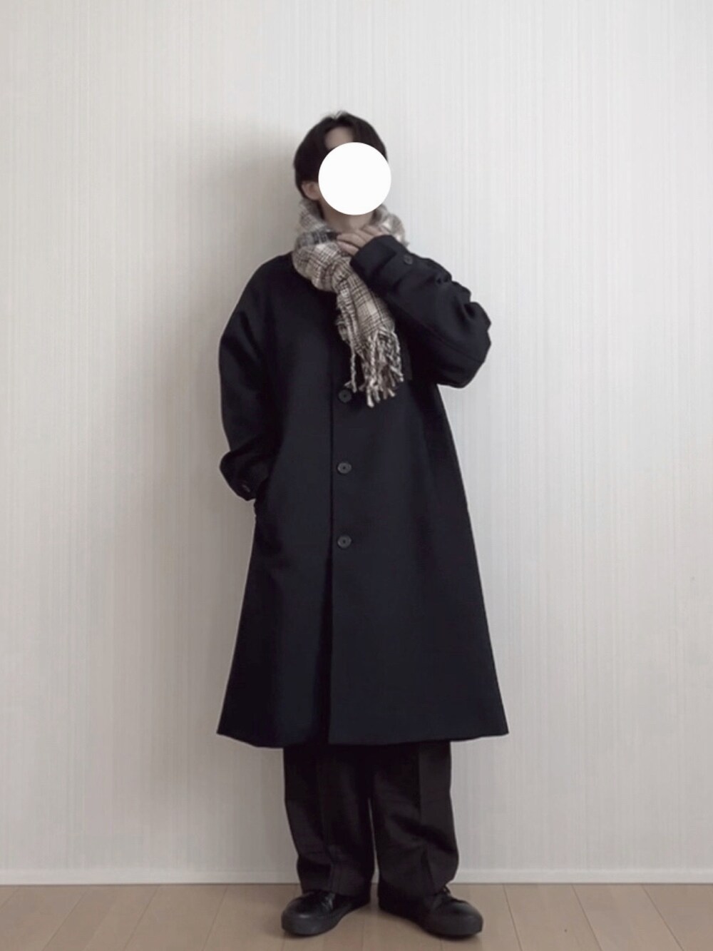 ブラック系のスニーカー、ブラウン系のスラックス、ブルー系のステンカラーコートを着用したメンズの冬コーディネートの4枚目の写真