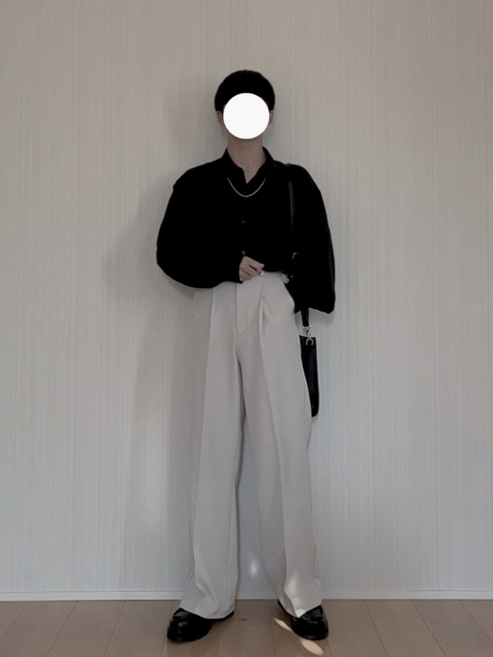 ブラック系のシャツ/ブラウス、グレー系のスラックス、ブラック系のショルダーバッグを着用したメンズの春コーディネートの2枚目の写真
