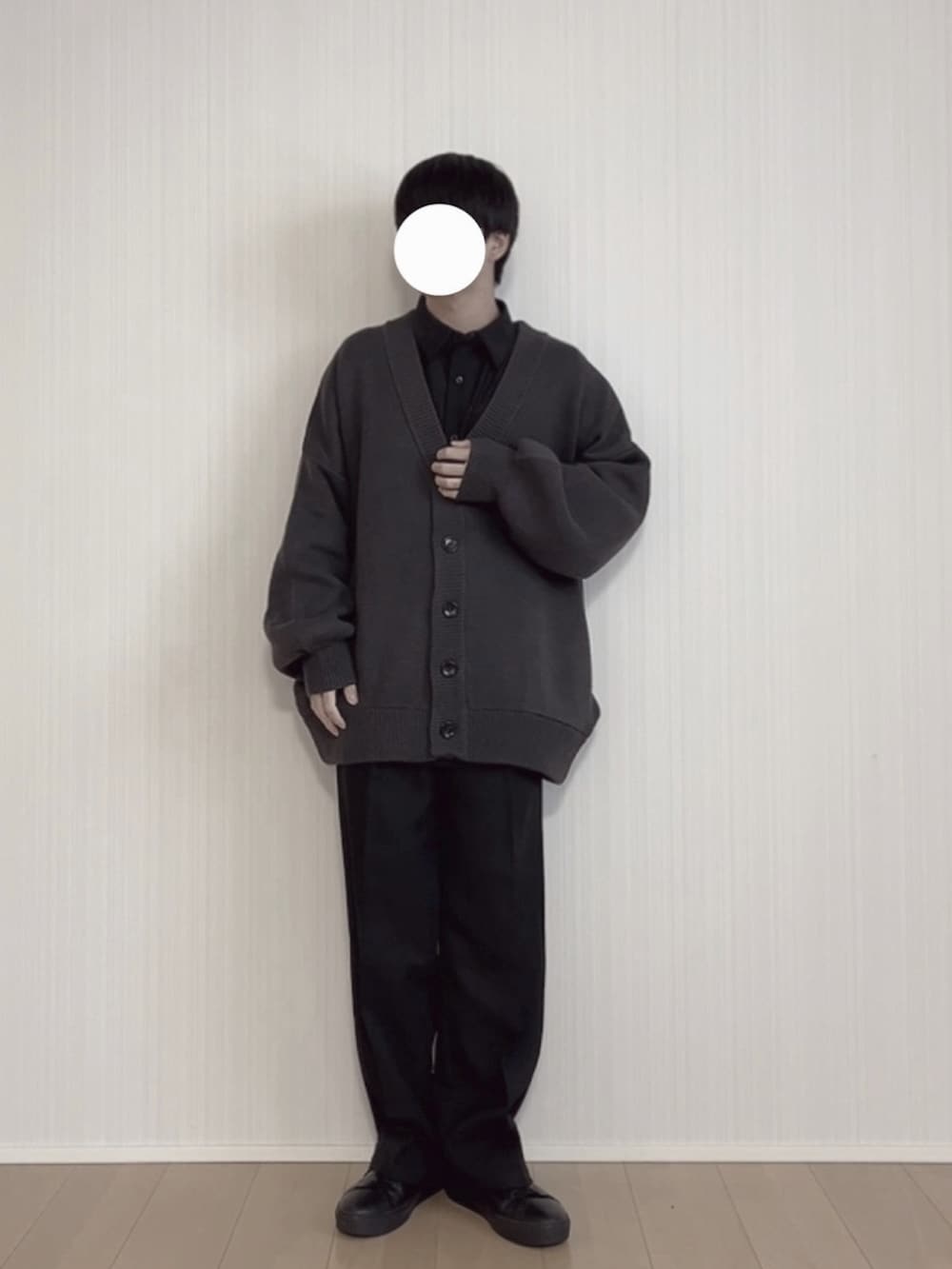 グレー系のカーディガン/ボレロ、ブラック系のシャツ/ブラウス、ブラック系のスラックスを着用したメンズの冬コーディネートの4枚目の写真