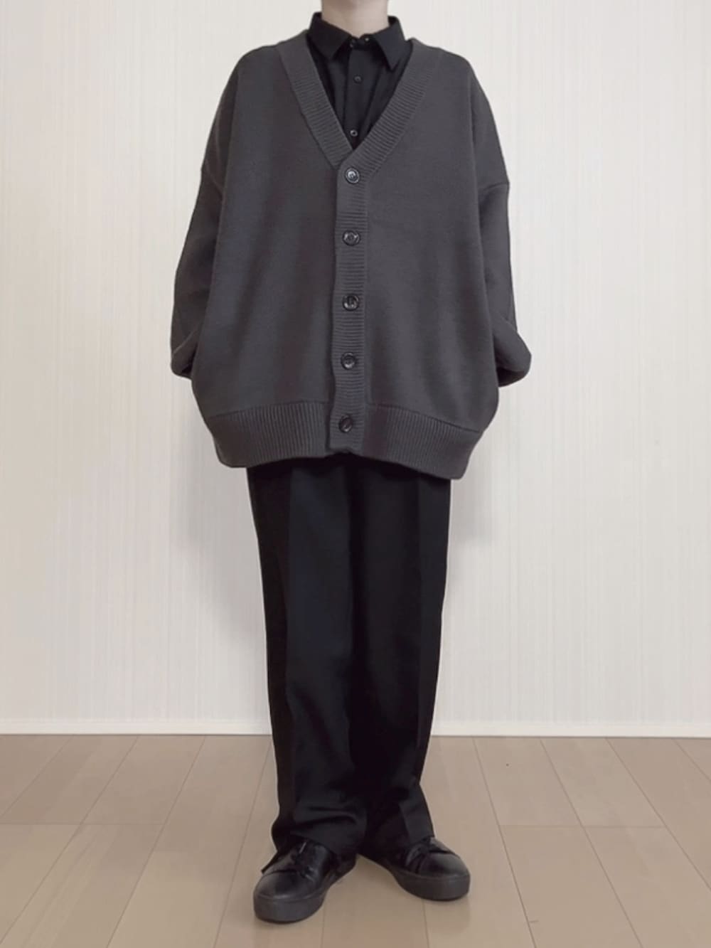 グレー系のカーディガン/ボレロ、ブラック系のシャツ/ブラウス、ブラック系のスラックスを着用したメンズの冬コーディネートの5枚目の写真