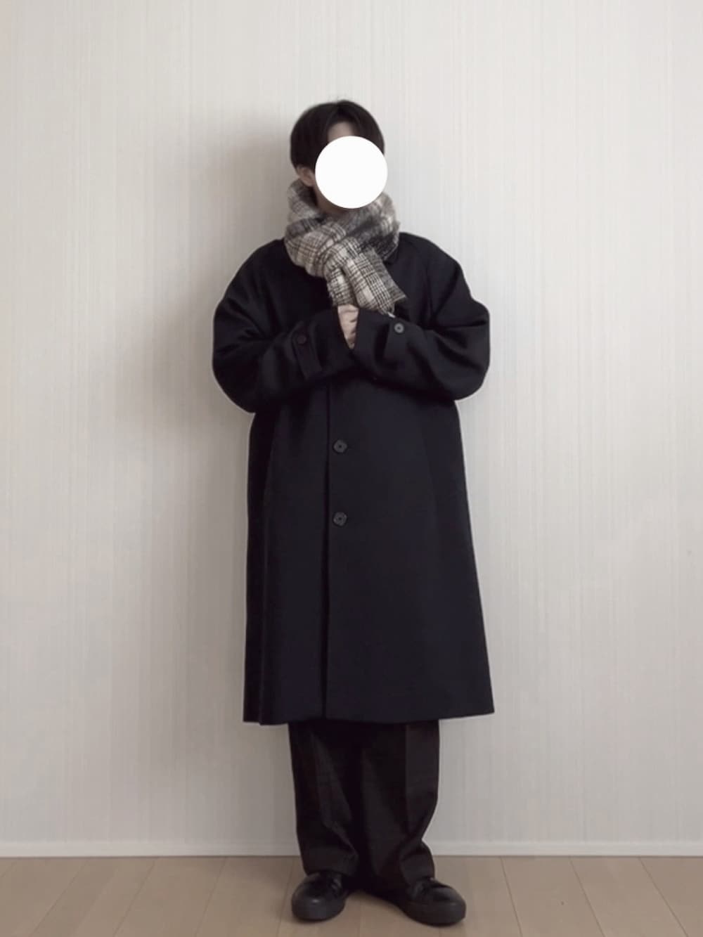 ブラック系のスニーカー、ブラウン系のスラックス、ブルー系のステンカラーコートを着用したメンズの冬コーディネートの2枚目の写真