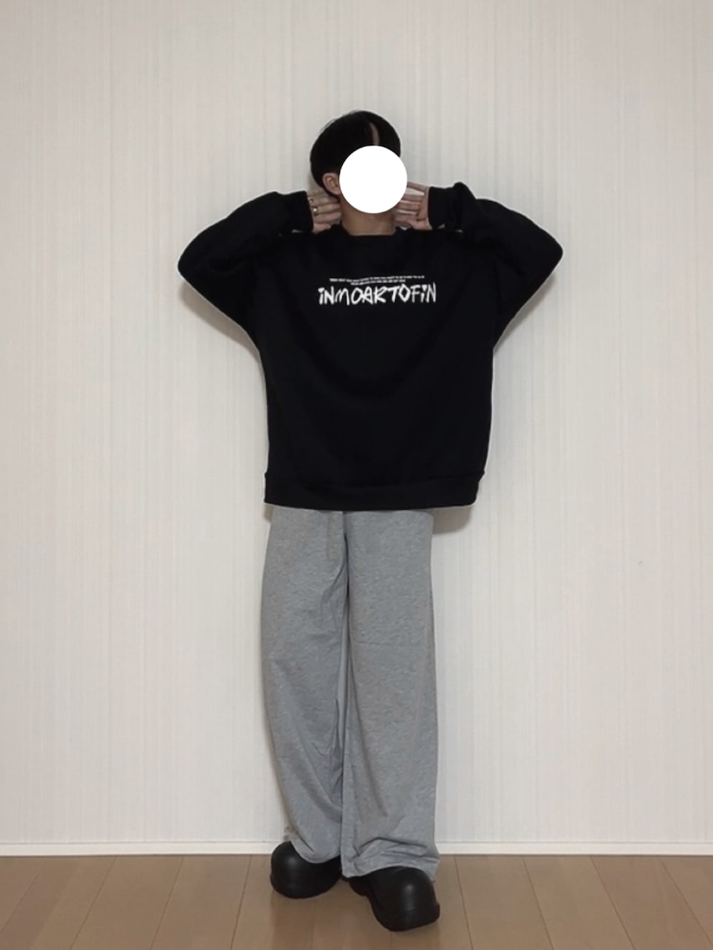 ブラック系のスウェット、グレー系のスウェットパンツ、ブラック系のスリッポンを着用したメンズの秋コーディネートの2枚目の写真