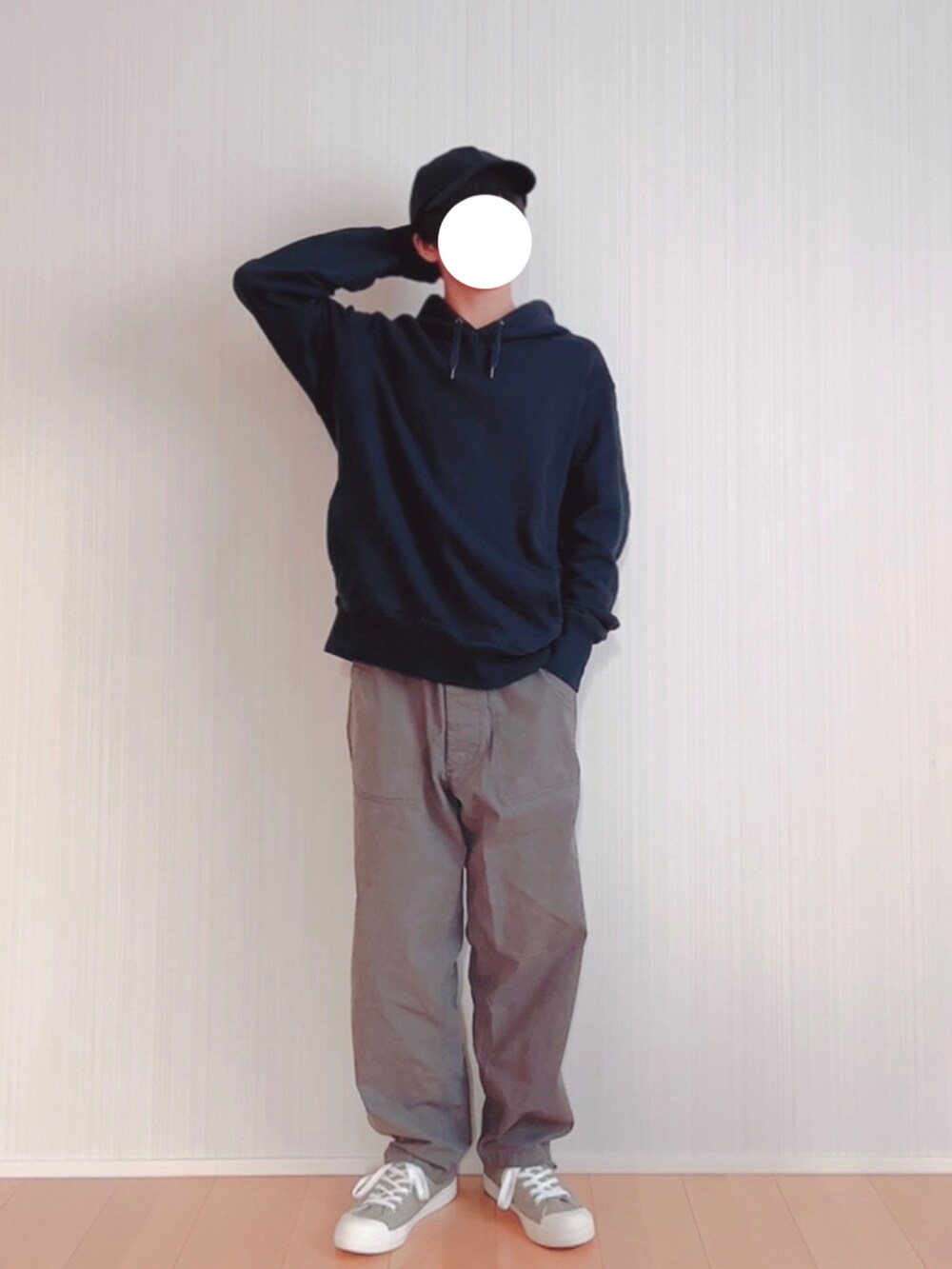 グレー系のその他パンツ、グリーン系のスニーカー、ブラック系のパーカーを着用したメンズの秋コーディネートの2枚目の写真
