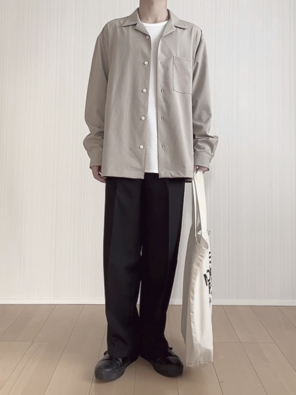 ベージュ系のシャツ/ブラウス、ブラック系のトートバッグ、ブラック系のスラックスを着用したメンズの春コーディネートの3枚目の写真