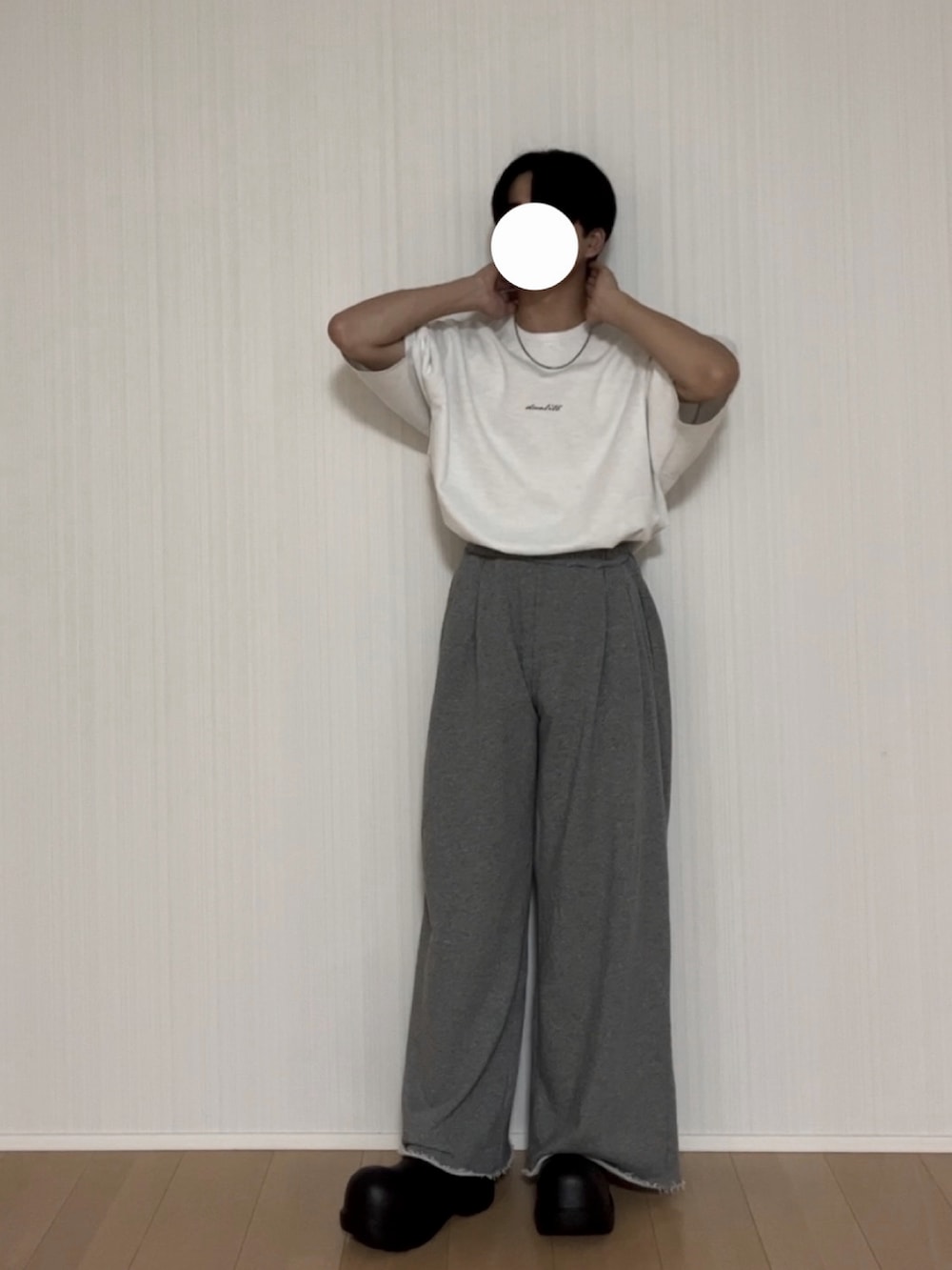 ブラック系のスリッポン、グレー系のスウェットパンツ、ホワイト系のTシャツ/カットソーを着用したメンズの秋コーディネートの2枚目の写真