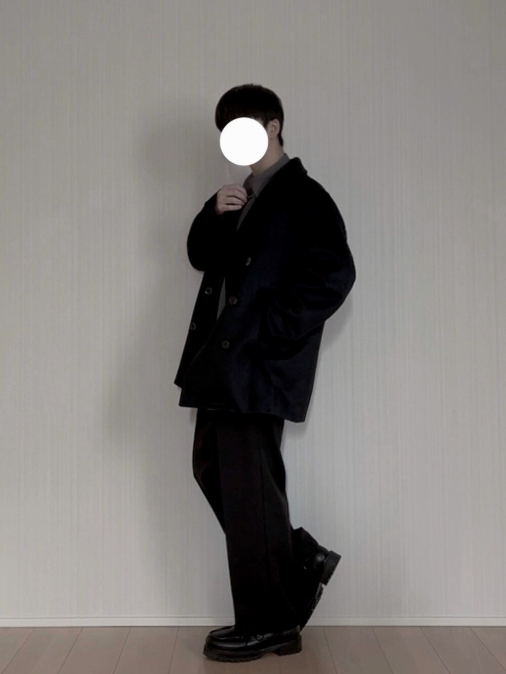 ブラック系のピーコート、グレー系のシャツ/ブラウス、ブラック系のスラックスを着用したメンズの春コーディネートの3枚目の写真