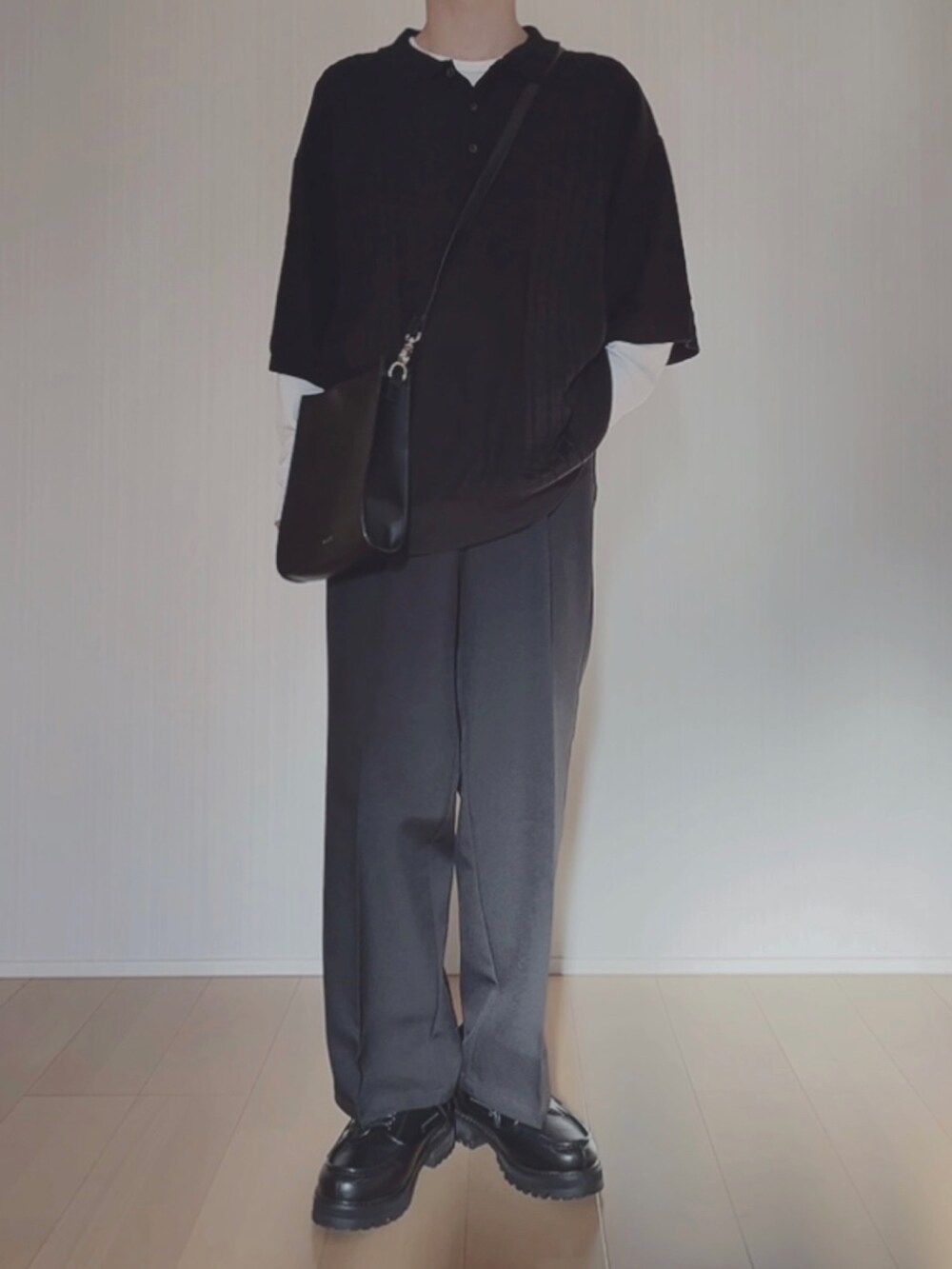 ブラック系のポロシャツ、ホワイト系のTシャツ/カットソー、ブラック系のショルダーバッグを着用したメンズの春コーディネートの3枚目の写真