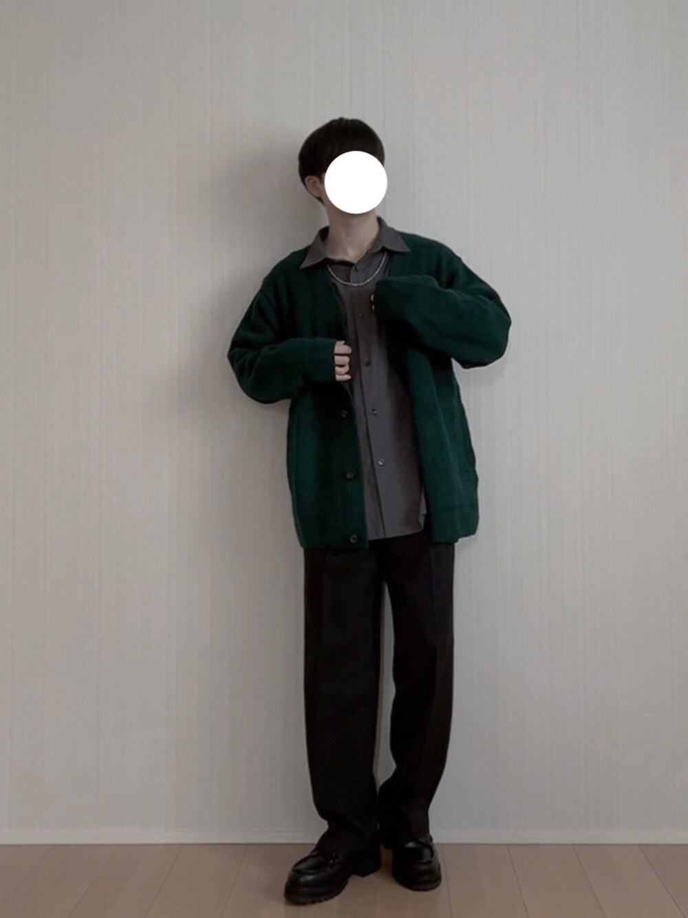 グリーン系のカーディガン/ボレロ、グレー系のシャツ/ブラウス、ブラック系のスラックスを着用したメンズの冬コーディネートの2枚目の写真