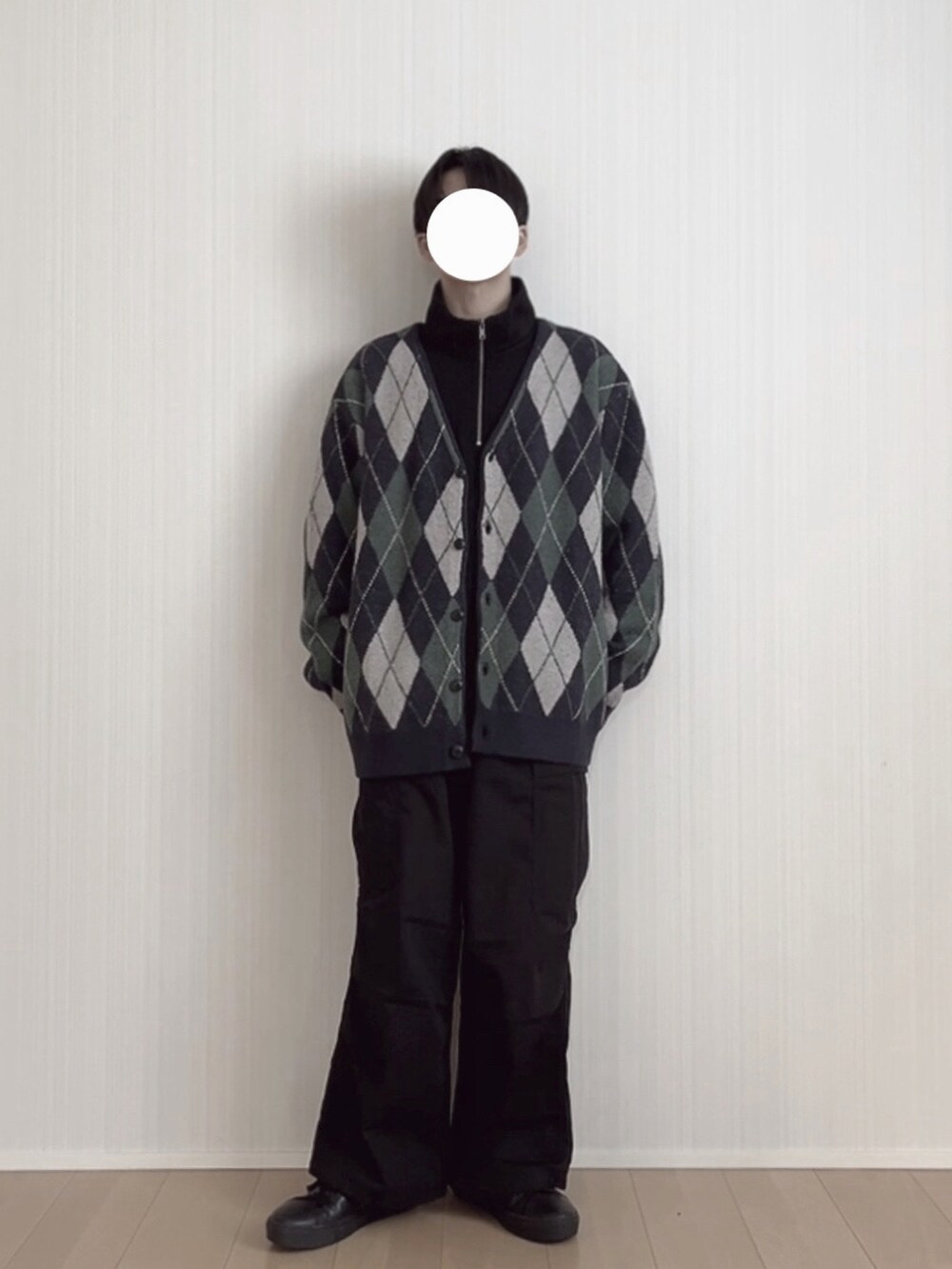 ブラック系のカーゴパンツ、ブラック系のスニーカー、ブルー系のカーディガン/ボレロを着用したメンズの冬コーディネートの2枚目の写真