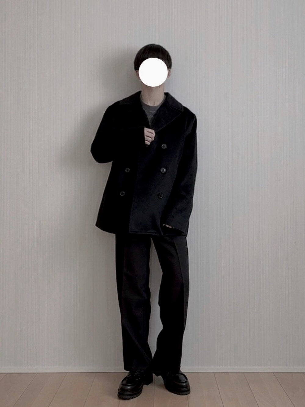 ブラック系のピーコート、ブラック系のスラックス、ブラック系のモカシン/デッキシューズを着用したメンズの冬コーディネートの2枚目の写真