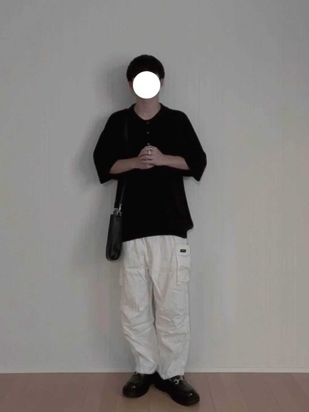 ホワイト系のカーゴパンツ、ブラック系のローファー、ブラック系のショルダーバッグを着用したメンズの夏コーディネートの2枚目の写真