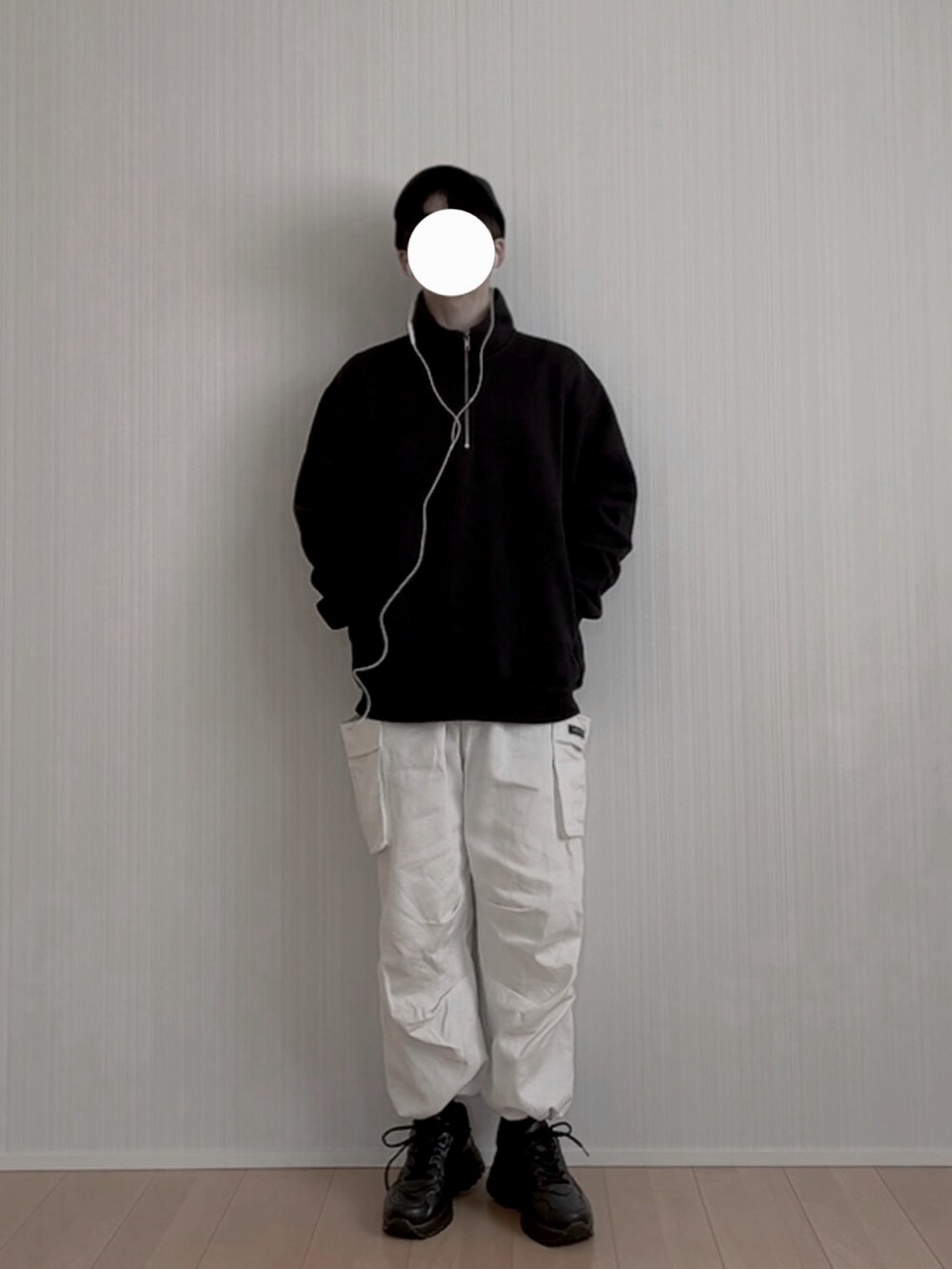 ホワイト系のカーゴパンツ、ブラック系のスニーカー、ブラック系のスウェットを着用したメンズの冬コーディネートの4枚目の写真