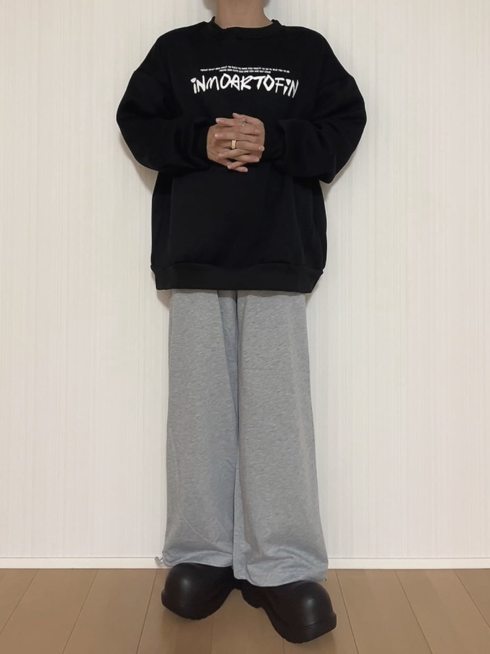 ブラック系のスウェット、グレー系のスウェットパンツ、ブラック系のスリッポンを着用したメンズの秋コーディネートの3枚目の写真
