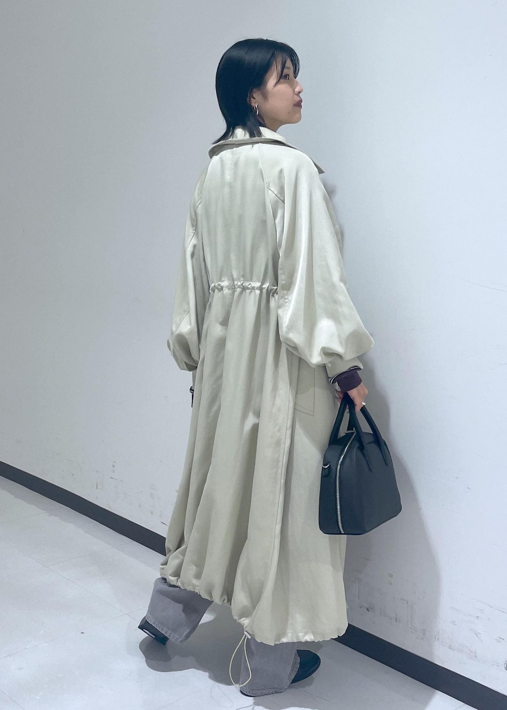 「アウター、秋アウター、ジャクソンマティス、ロンT、ボーダー、二ードバイ、デニム、ブラック、ハンドバッグ、ベージュ、長袖、ロング、コート、オーバーサイズ、ボリュームスリーブ」|「ADAM ET ROPE'の【サステナブル】ソフトビットローファー(ローファー、ブラック系)」を使った、matsumuraさん(レディース・160cm)の秋コーディネートの4枚目の写真