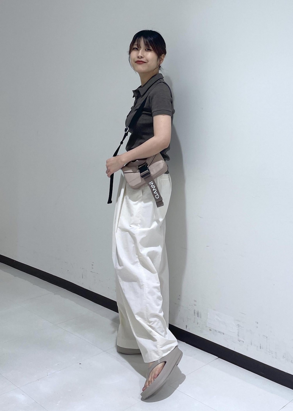 「GANNI、24SS、24SS春の新作、miller、ウーフォス、オメガ、ポロシャツ、ショルダーバッグ、ホワイト、パンツ、サンダル、ADAM ET ROPÉ、FEMME、SDGs、サステナブル」｜「MILLERの【Miller for ADAM ET ROPE'】Polo Tee（ポロシャツ、ブラウン系）」を使った、matsumuraさん（レディース・160cm）の春コーディネートの2枚目の写真