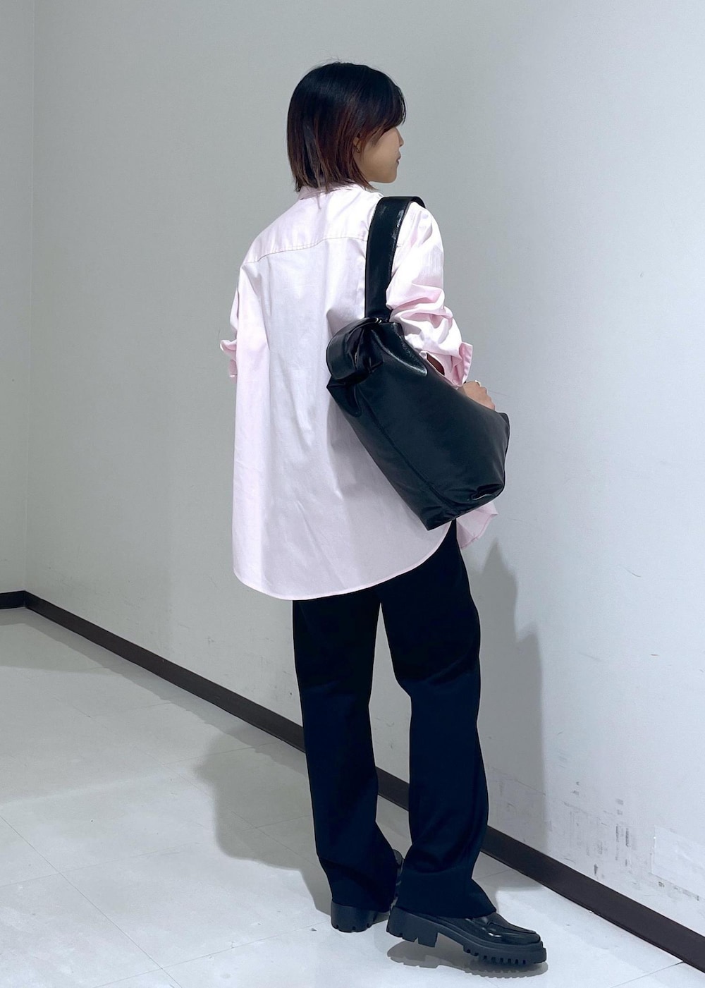 「anggae、レインローファー、オーバーサイズ、長袖、ブラック、ホワイト、ピンク、シャツ、襟、お仕事コーデ、授業参観日コーデ、デートコーデ、お出かけコーデ、旅行コーデ、女子会コーデ」|「ADAM ET ROPE'のウォータープルーフコインローファー(ローファー、ブラック系)」を使った、matsumuraさん(レディース・160cm)の夏コーディネートの5枚目の写真