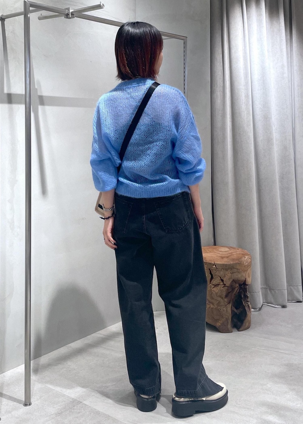 ベージュ系のトートバッグ、ベージュ系のサンダル、ブルー系のニット/セーターを着用したレディースの夏コーディネートの3枚目の写真