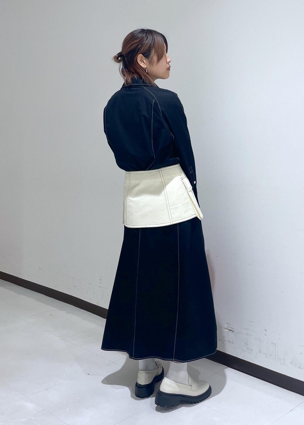 「ピンク、シアー、シャツワンピ、シャツ、ワンピース、ローファー、晴雨兼用、レインローファー、ショルダーバッグ、バッグ、ウエストベルト、24SS、ADAM ET ROPÉ、FEMME、カジュアルコーデ」｜「ADAM ET ROPE'の【逸品】シアーロンＴ（Tシャツ/カットソー、ピンク系）」を使った、matsumuraさん（レディース・160cm）の冬コーディネートの4枚目の写真